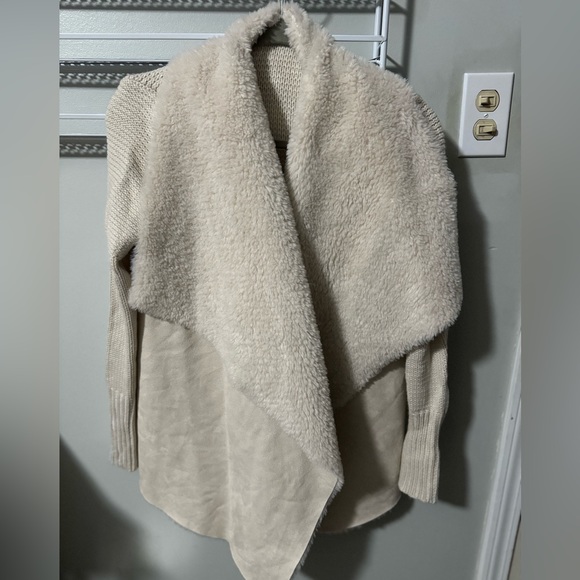 Medium sweater. It’s cozy and warm. Never worn just no tags - Picture 1 of 5